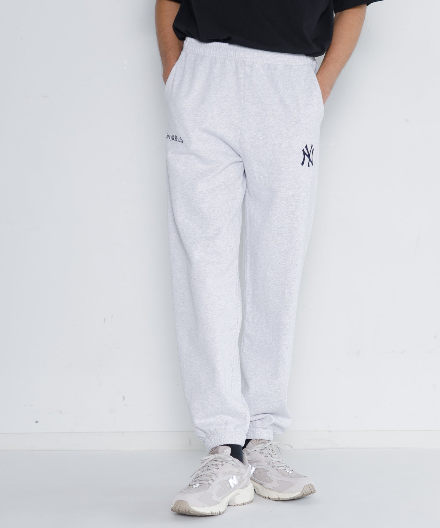 （US発）Sporty & Rich x New York Yankees スウェットパンツ SPORTY＆RICH Yankees Serif Sweatpant Navy White （スポーティ