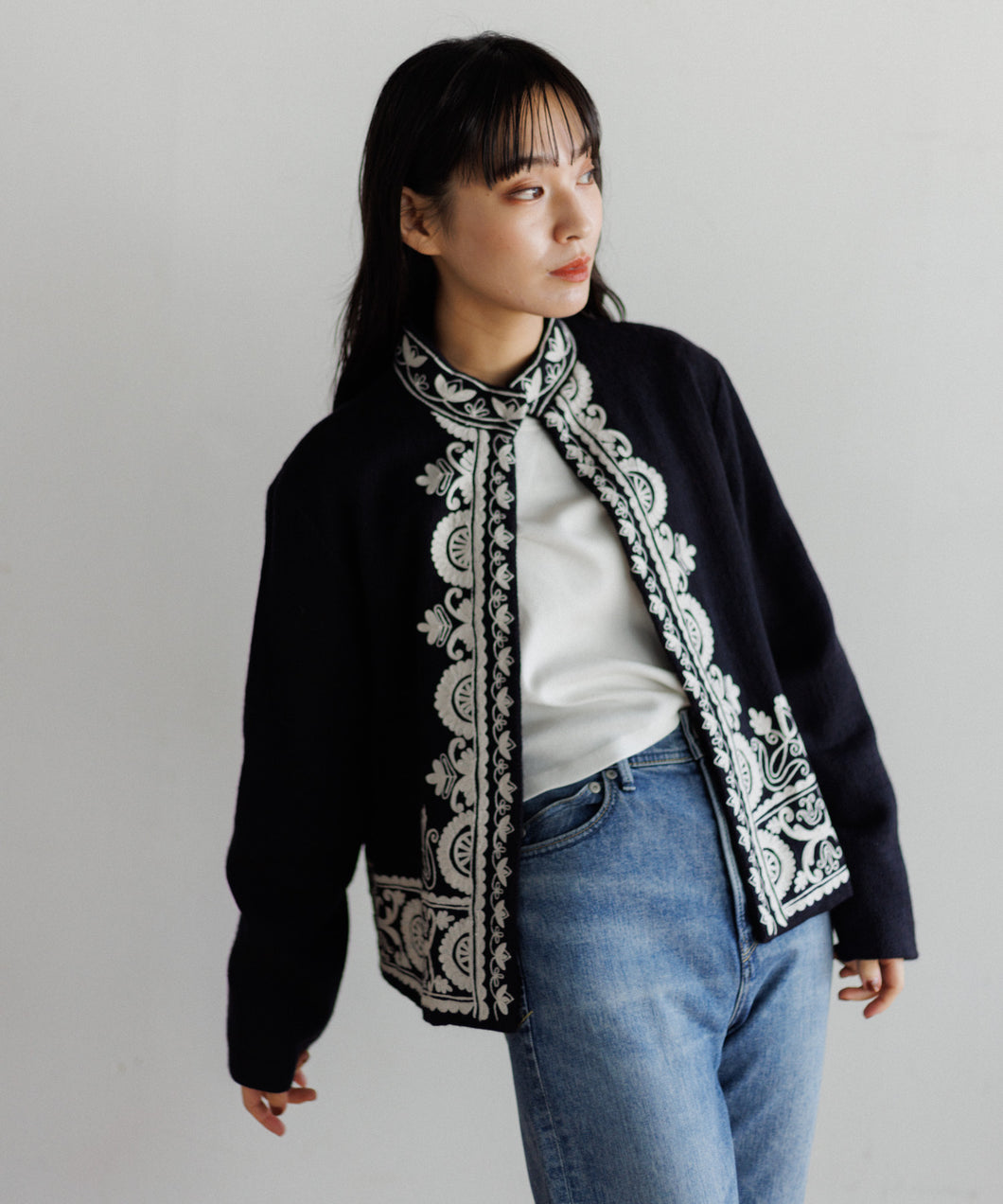 【WOMEN】LEIN 幾何学柄刺繍スタンドカラージャケット