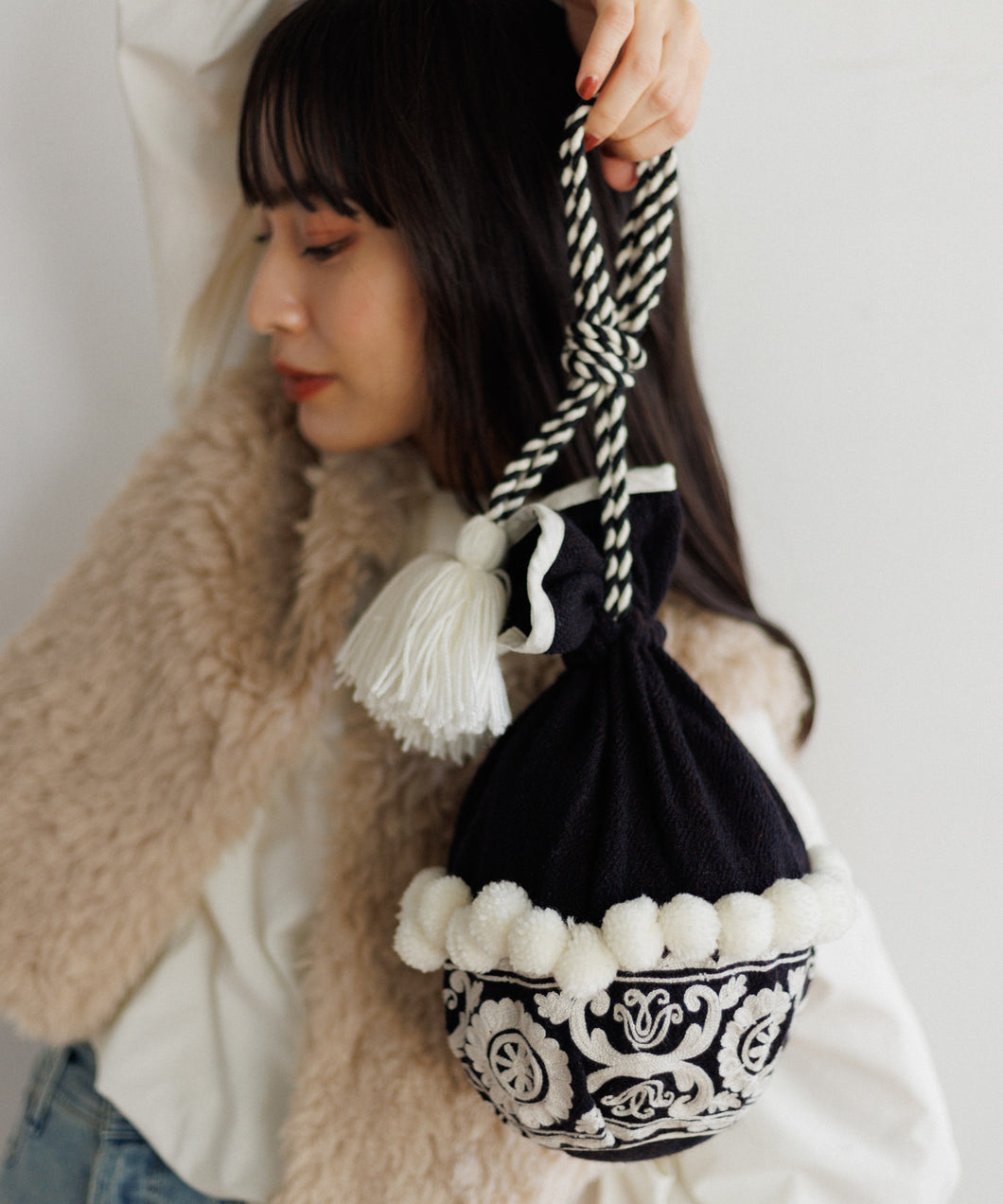【WOMEN】LEIN 幾何学柄刺繍ドロストバッグ